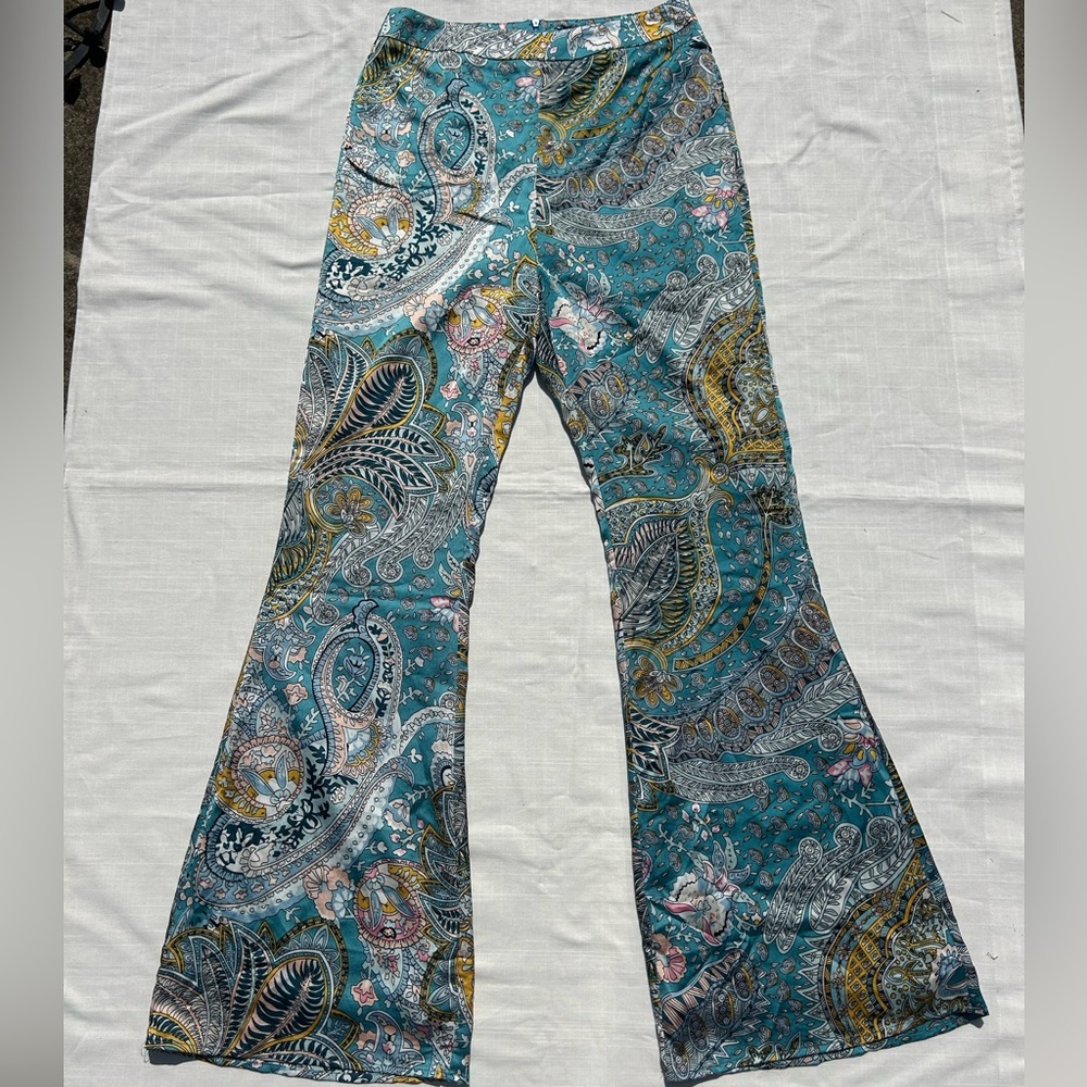 Nasty Gal Satin Scarf Print Flared Pants - size U.S. 8 - never worn NWT